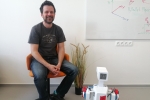 Stanislav Věchet a P.A.W.O. v Laboratoři bioinspirované robotiky/ Foto: I. Hovorková