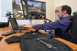 K testování únavy slouží set, jehož základem je hra Euro Truck Simulator 2. Výzkumníkovi, který má k dispozici ovládací panel, řadí i šlape na pedály, umožňuje napodobit jízdu v kamionu./ Foto: Adam Pluhař