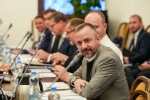 Ministr Marek Ženíšek na jednání vlády